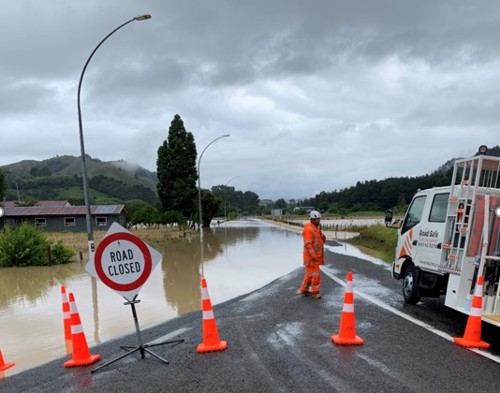 Surface flooding around Nukuhou at Wainui Road and SH2 junction